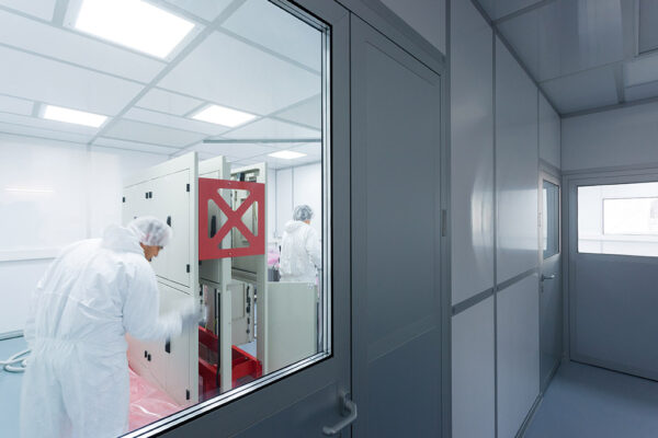 Mitarbeiter im MEZ-Reinraum mit Blechbaugruppen