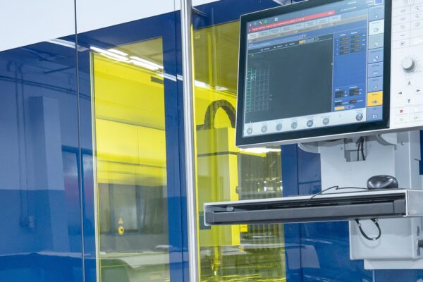 Fiberlaser von Trumpf in der MEZ-Fertigung von Kompaktkabinen